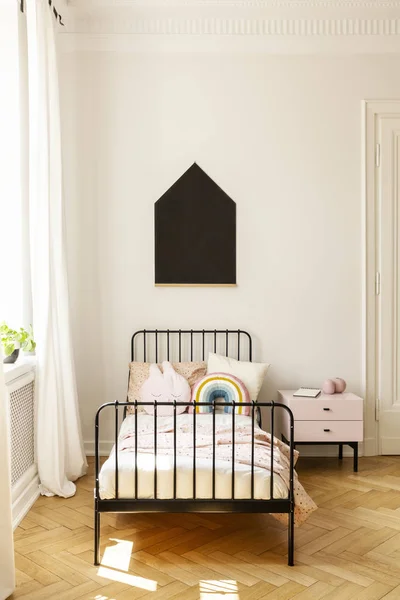 黑色海报在白色的墙壁上的床在简单的青少年的卧室内部与橱柜 真实照片 — 图库照片