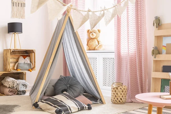 Kussens Patroon Tent Kid Kamer Interieur Met Lamp Houten Kisten — Stockfoto