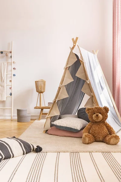 Peluche Jouet Devant Tente Dans Chambre Enfant Intérieur Avec Tapis — Photo