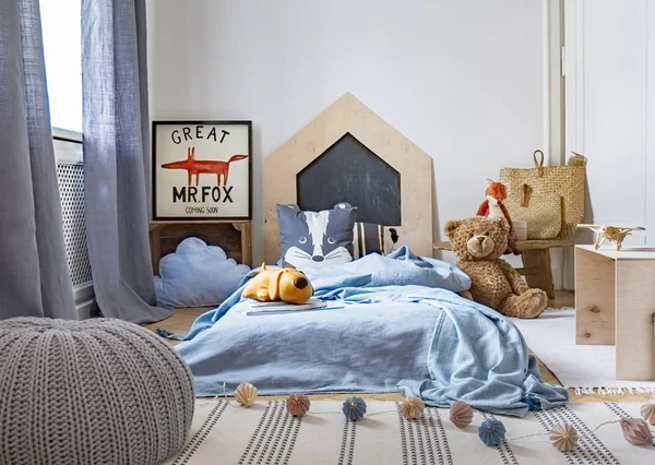 Pouf Gris Sur Tapis Dans Chambre Enfant Intérieur Avec Peluche — Photo