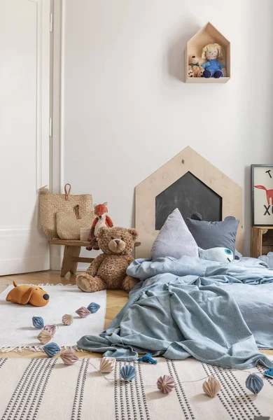 Bolas Algodón Peluche Junto Cama Azul Interior Del Dormitorio Los — Foto de Stock