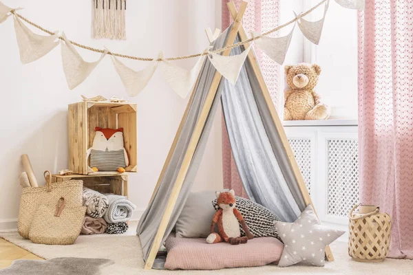 Pluche Speelgoed Pastelkleurige Kussens Tent Kid Speeltuin Interieur Met Houten — Stockfoto