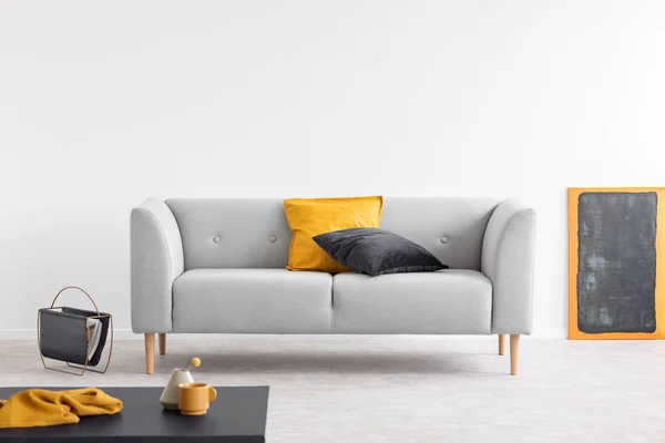 Gelbe Und Schwarze Kissen Auf Grauem Sofa Geräumigen Wohnzimmerinnenraum Mit — Stockfoto
