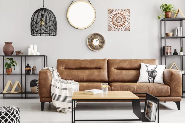 大きな快適な革張りのソファと金属家具 本物の写真と暖かい民族リビング ルーム — ストック写真