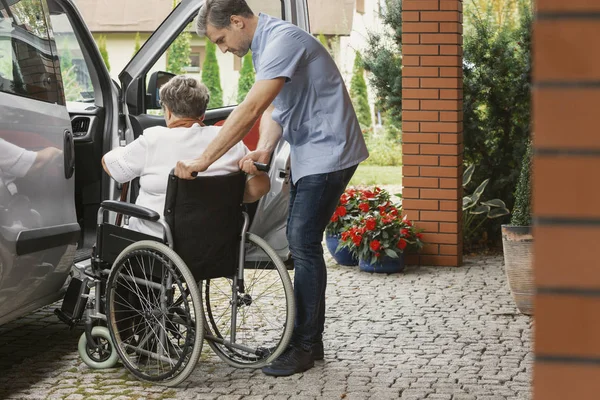 Nuttig Verpleger Met Senior Dame Rolstoel Helpen Haar Krijgen Auto — Stockfoto