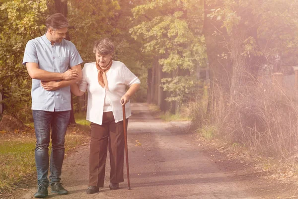 Enfermo Señora Mayor Gris Con Bastón Caminar Paseo Con Guapo — Foto de Stock