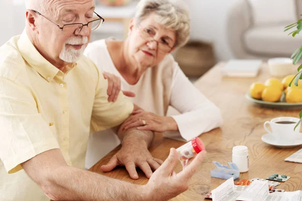 Esposa Preocupada Tocando Brazo Marido Que Está Leyendo Folleto Medicamento —  Fotos de Stock