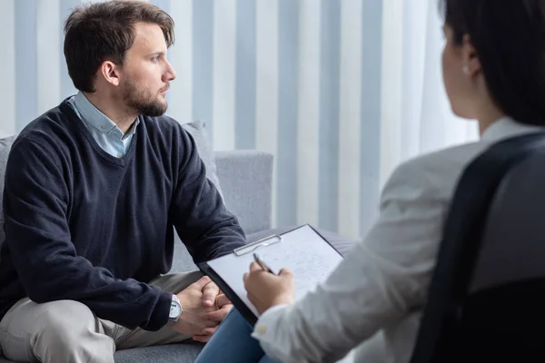 Schöner Junger Mann Der Ptsd Leidet Während Einer Sitzung Mit — Stockfoto