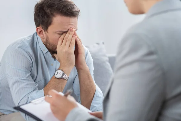 Knappe Triest Jonge Zakenman Met Problemen Tijdens Sessie Met Counselor — Stockfoto