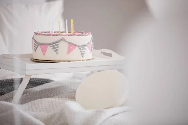Doğum Günü Pastası Mumlar Yatak Ortasında Ahşap Tepsi Ile Closeup — Stok fotoğraf
