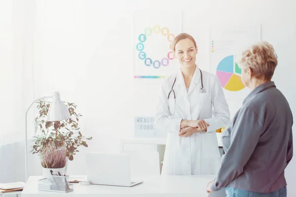 Medico Femminile Sorridente Suo Paziente Ufficio — Foto Stock