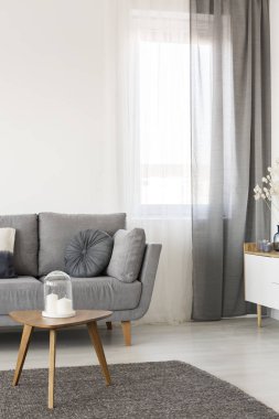 Ahşap sehpa gri ve beyaz çağdaş salon iç mum
