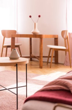 Zarif yemek odası iç modern ahşap sehpa üzerinde küçük bej vazo