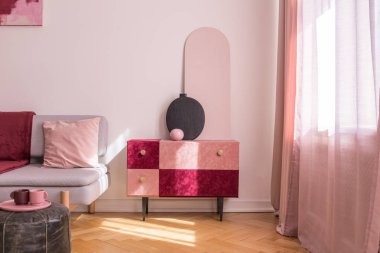 Şık süet pastel pembe ve Bordo renkli kabin aydınlık oturma odası iç penceresinde yanında altın kolları ile kaplı
