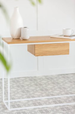 Şık endüstriyel konsol tablo vazo ve kupa dergi