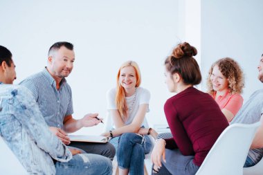 Genç profesyonel danışman ile psikoterapi sırasında Grup