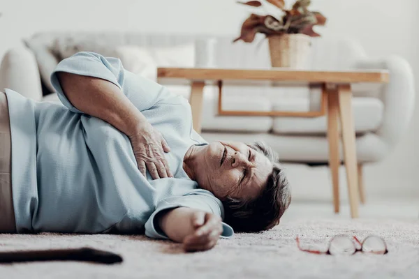 Mujer Anciana Enferma Durante Ataque Corazón Sola Casa —  Fotos de Stock