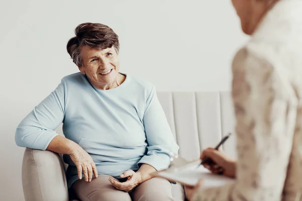 Lächelnde Seniorin Gespräch Mit Finanzberater Über Lebensversicherungen — Stockfoto
