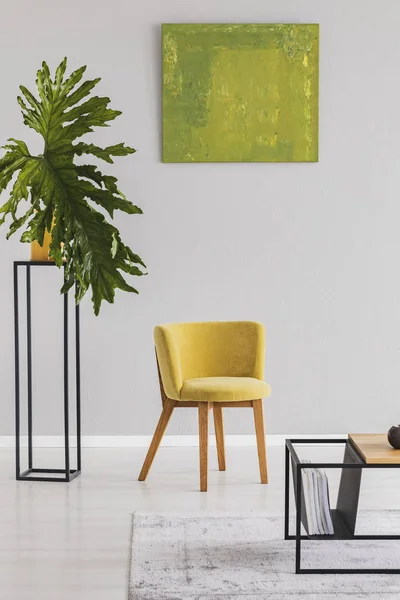 Modern Oturma Odası Gri Duvarda Yeşil Posteri Ile Sarı Sandalye — Stok fotoğraf