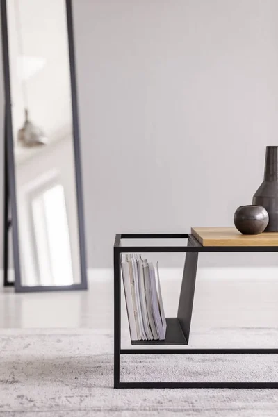 Modern Fából Készült Asztal Újságok Szürke Szőnyegen Egyszerű Loft Belső — Stock Fotó