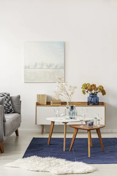 浅蓝色和灰色抽象绘画在时尚客厅的空白色墙壁 — 图库照片