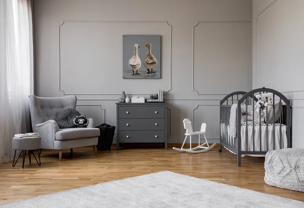 Grå Byrå Mitten Elegant Grå Baby Rummet Med Bekväm Fåtölj — Stockfoto