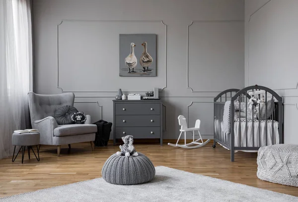 Spielzeug Auf Grauem Hocker Inmitten Des Trendigen Babyschlafzimmers Mit Grauer — Stockfoto