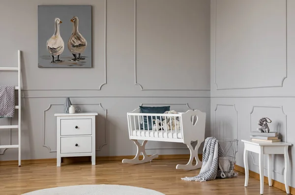 エメラルドの枕と空の壁上コピー スペースとスタイリッシュな北欧赤ちゃん寝室インテリア 実際写真の隅におもちゃで白い木製のクレードル — ストック写真