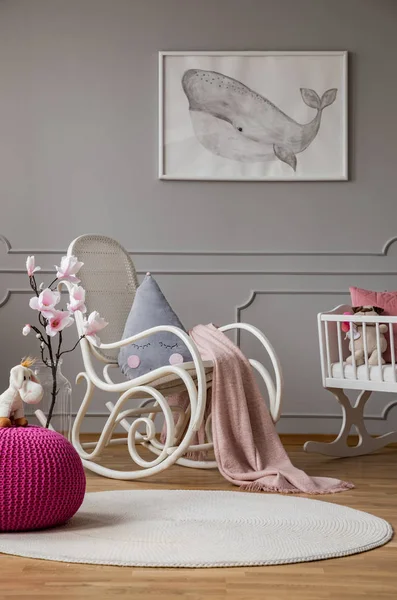 Pinkfarbener Hocker Und Blumen Grauen Babyschlafzimmer Mit Poster Und Schaukelstuhl — Stockfoto