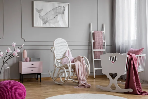 在儿童卧室内部的灰色墙壁上的鲸鱼海报 摇篮旁边有摇椅 真实照片 — 图库照片