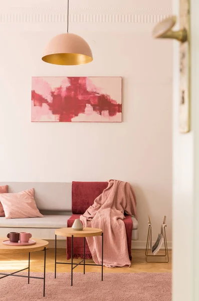 Lâmpada Acima Mesas Madeira Tapete Rosa Interior Sótão Com Cartaz — Fotografia de Stock