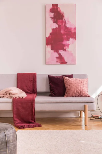 Poster Sopra Divano Grigio Con Coperta Rossa Cuscini Luminoso Soggiorno — Foto Stock