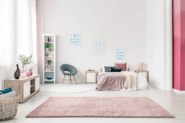 Stylish Open Plan Bedroom Interior Pastel Pink Design King Size — Stock Photo, Image