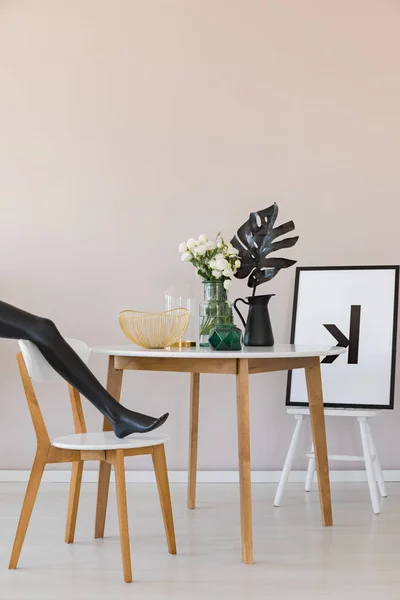 Zwarte Etalagepop Van Been Houten Stoel Elegante Eetzaal Interieur Met — Stockfoto