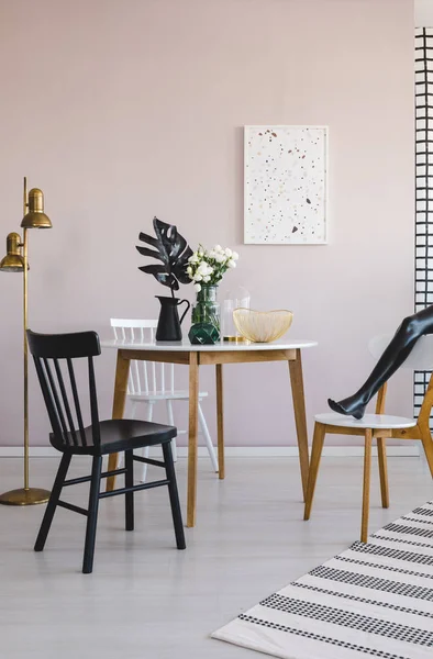 Poster Lastrico Dinding Kosong Ruang Makan Elegan Dengan Meja Kayu — Stok Foto