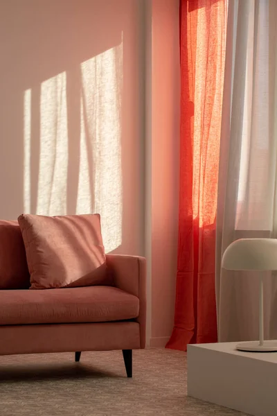 オレンジ色のカーテンと産業の白色灯白のリビング ルームのインテリアにパステル ピンクのソファ — ストック写真