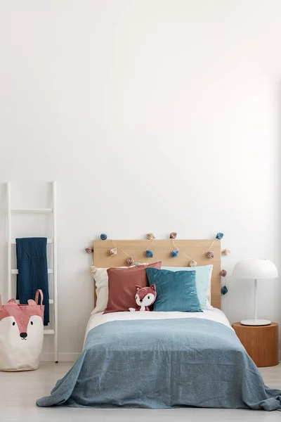 シングル ベッド付け空の白い壁にコピー スペースを持つ明るい寝室のインテリア — ストック写真