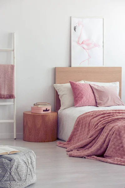 Roze Kussens Dekens Wit Beddengoed Modieuze Girl Slaapkamer Interieur — Stockfoto