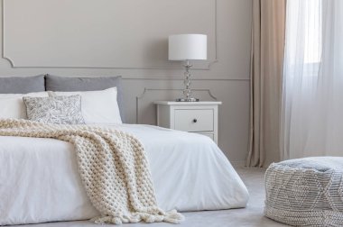 Bej renkli yün battaniye king size yataklı şık yatak odası iç üzerinde beyaz yorgan var