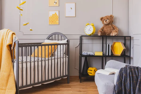 Zwart Metalen Industriële Plank Met Teddybeer Gele Klok Naast Houten — Stockfoto