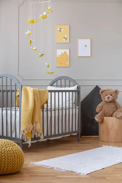 Gele Deken Grijs Houten Wieg Modieuze Babyruimte Met Posters Muur — Stockfoto