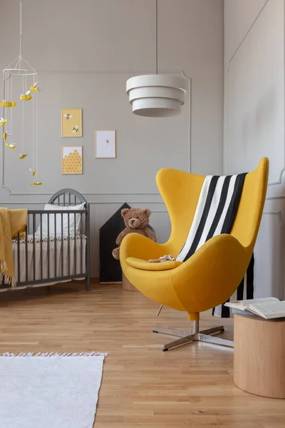 Paski Czarno Biały Koc Krzesło Fantazyjny Żółty Jajko Pokoju Cute — Zdjęcie stockowe