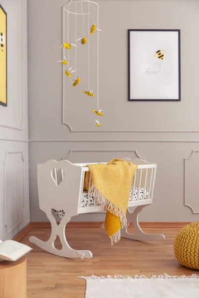 Arılar Yukarıdaki Gri Bebek Kreş Boş Duvar Posteri Ile Ahşap — Stok fotoğraf