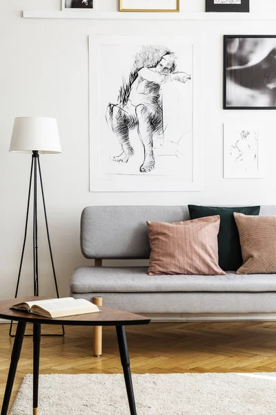 Buku Atas Meja Depan Sofa Dengan Bantal Interior Apartemen Terang — Stok Foto