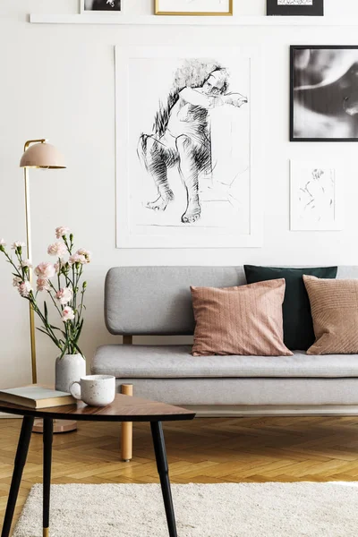 Bloemen Houten Tafel Grijze Bank Met Kussens Platte Interieur Met — Stockfoto