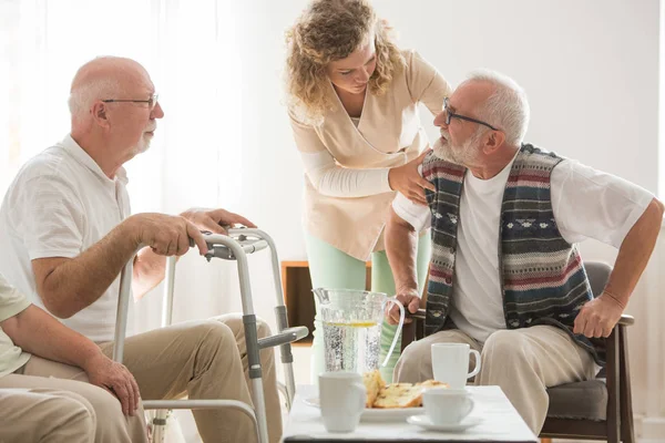 Enfermera Cuidadosa Que Apoya Paciente Mayor Hogar Ancianos — Foto de Stock