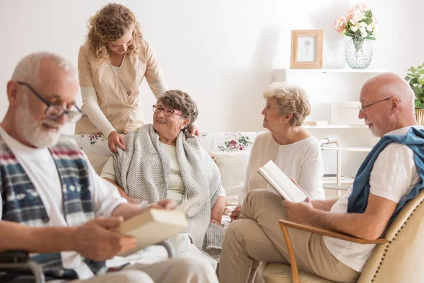 Grupo Amigos Seniores Que Passam Tempo Juntos Casa Repouso — Fotografia de Stock