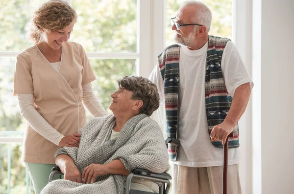 Pareja Mayor Positiva Con Cuidador Hogar Ancianos — Foto de Stock