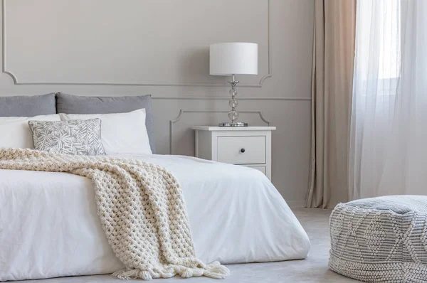 米色羊毛毯子在白色羽绒被在国王大小的床在典雅的卧室内饰 — 图库照片