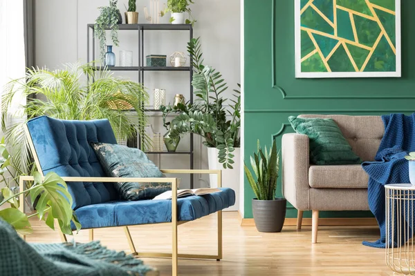 Stilvolles Petrolblaues Sofa Mit Kissen Modernen Wohnzimmerinterieur Mit Großstadtdschungel — Stockfoto